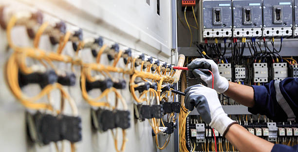 Professional Electrician technician working in Lincolnshire, IL